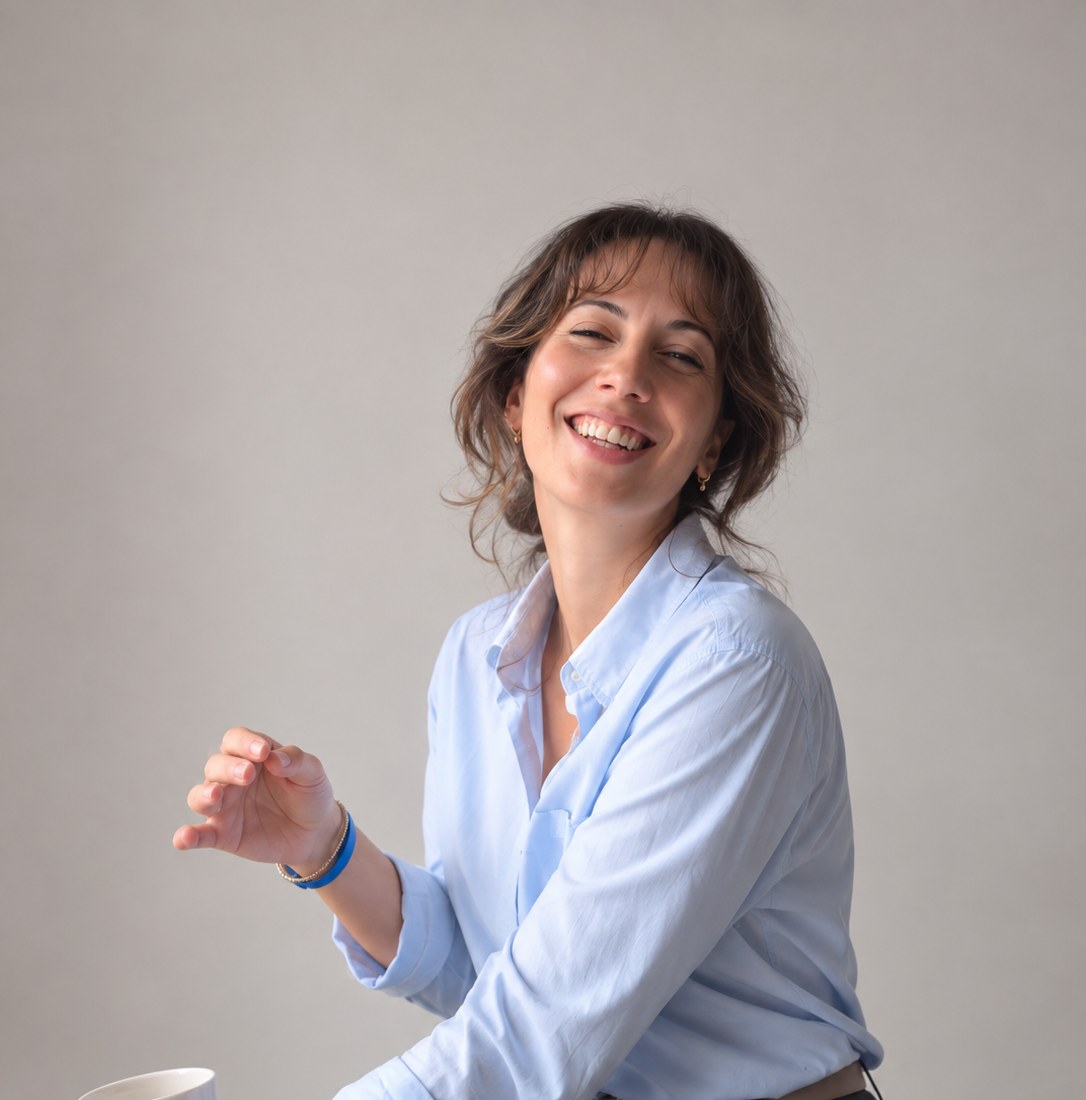 Silvia Luque, psicóloga en Donostia, sonriendo durante una pausa en consulta