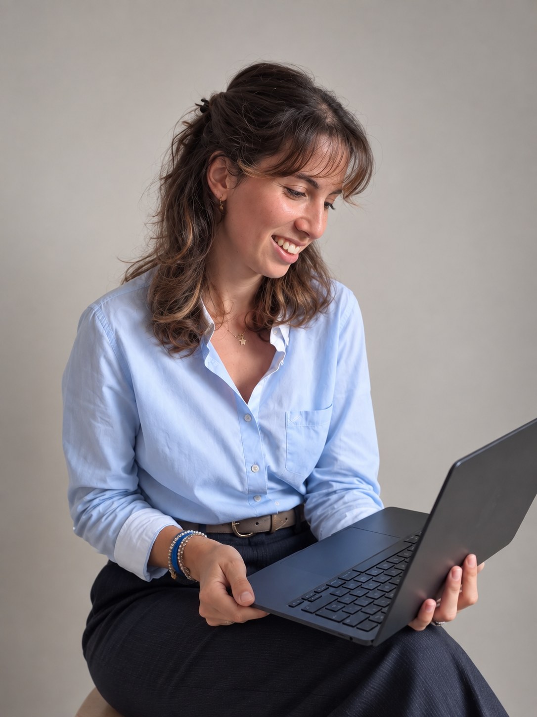 Silvia Luque atendiendo una sesión de terapia online por videollamada